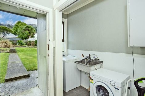 Photo of property in 180 Marine Parade, Bluff, 9814