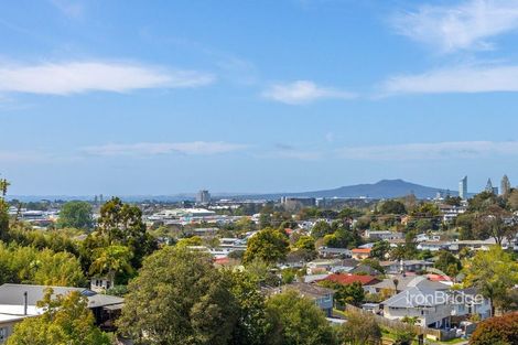 Photo of property in 21a Sovereign Place, Glenfield, Auckland, 0629