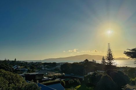 Photo of property in 4 Rangihiroa Street, Waikanae Beach, Waikanae, 5036