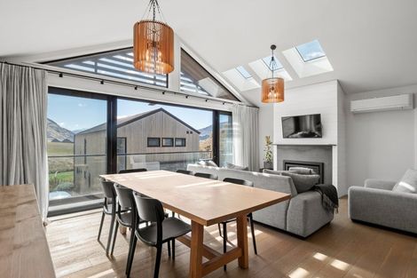 Photo of property in 2 Eichardt Place, Jacks Point, 9371