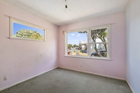 Photo of property in 26 Waiwera Crescent, Maupuia, Wellington, 6022