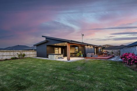 Photo of property in 10 Cyprus Place, Fitzherbert, Palmerston North, 4410