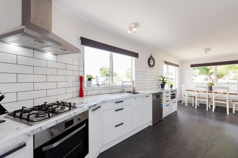 Photo of property in 3 Forbes Place, Kelvin Grove, Palmerston North, 4414