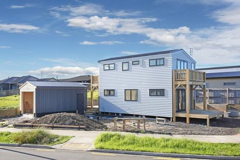 Photo of property in 16 Tahuna Minhinnick Drive, Glenbrook, 2681