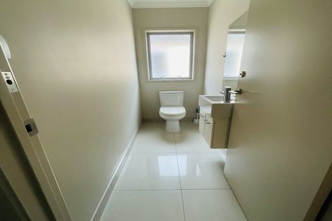 Photo of property in 23 Horizon Road, Oteha, Auckland, 0632