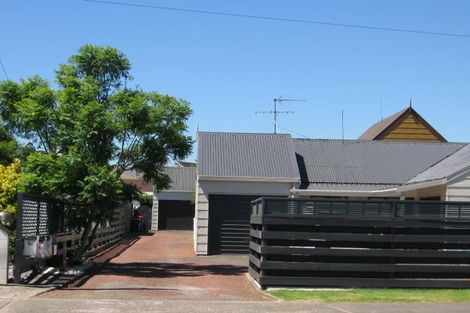 Photo of property in 2/8 Shakespeare Road, Milford, Auckland, 0620