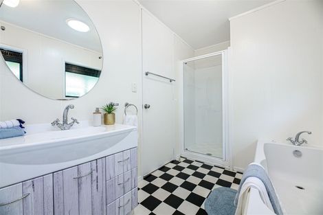 Photo of property in 1/8 Heatherleigh Rise, Northcross, Auckland, 0632