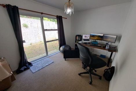 Photo of property in 33 Omega Street, Newlands, Wellington, 6037