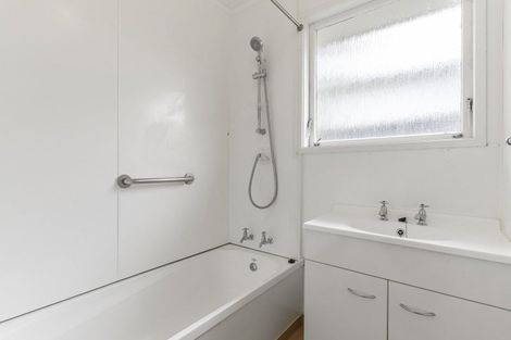 Photo of property in 51 Easton Park Parade, Glenfield, Auckland, 0629