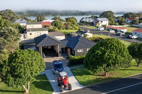 Photo of property in 32 Wallis Street, Raglan, 3225