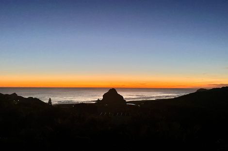 Photo of property in 15 Piha Road, Piha, New Lynn, 0772