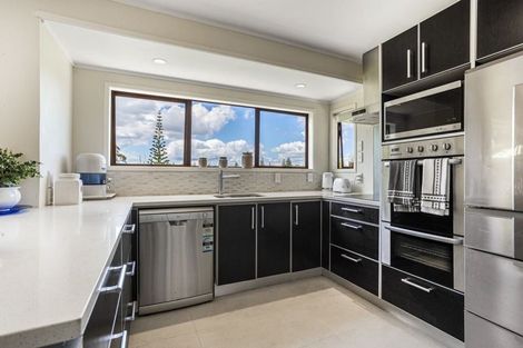 Photo of property in 2 Edgewater Grove, Orewa, 0931