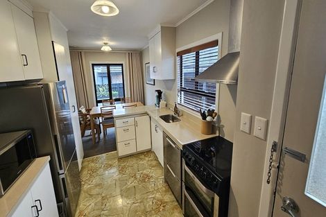 Photo of property in 10 Truby King Street, Merrilands, New Plymouth, 4312