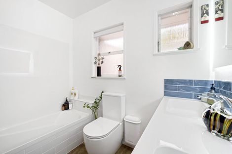 Photo of property in 1/27 Sandown Road, Rothesay Bay, Auckland, 0630