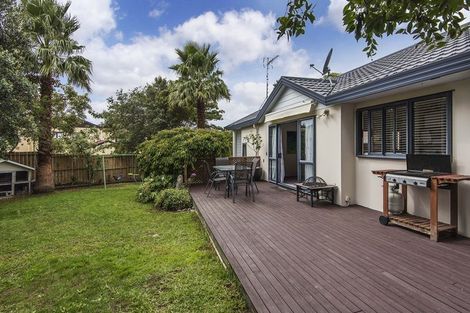 Photo of property in 17 John Jennings Drive, Oteha, Auckland, 0632