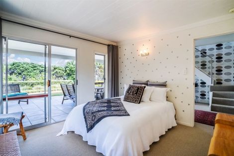 Photo of property in 2/98 Queen Street, Northcote Point, Auckland, 0627