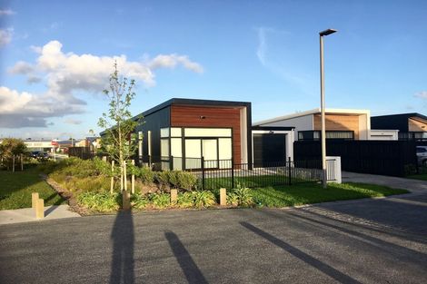 Photo of property in 16 Liberation Road, Papakura, 2110