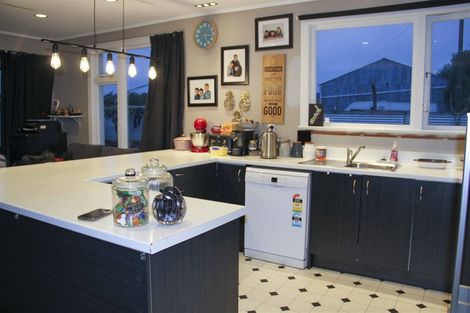 Photo of property in 14 Ferry Road, Tuatapere, 9620