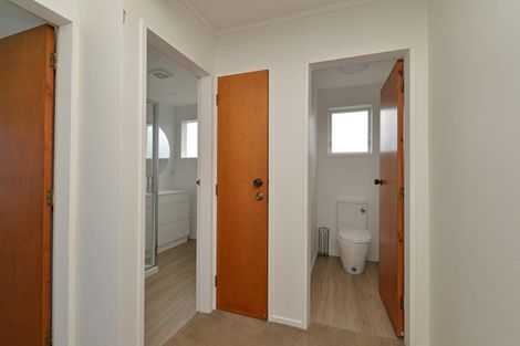 Photo of property in 5a Edgecombe Street, Newlands, Wellington, 6037