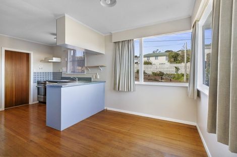 Photo of property in 3a Kinapori Terrace, Newlands, Wellington, 6037