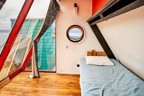 Photo of property in 7 Fortification Road, Karaka Bays, Wellington, 6022