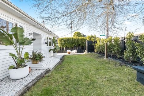 Photo of property in 1/150 East Coast Road, Forrest Hill, Auckland, 0620