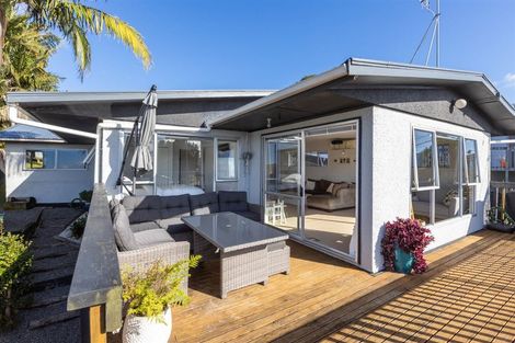 Photo of property in 43 Pohutukawa Avenue, Red Beach, 0932
