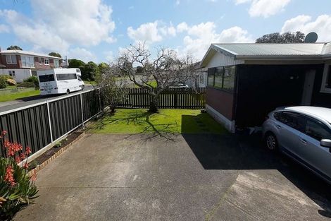 Photo of property in 5 Montmere Avenue, Te Atatu Peninsula, Auckland, 0610