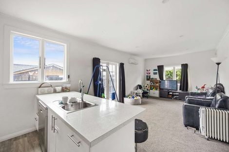 Photo of property in 100 Randwick Road, Moera, Lower Hutt, 5010