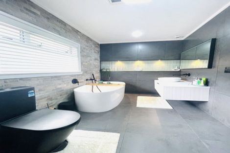 Photo of property in 5 Freshney Place, Hillpark, Auckland, 2102