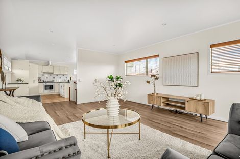 Photo of property in 2/267 Glenfield Road, Hillcrest, Auckland, 0627