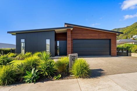 Photo of property in 10 Karearea Avenue, Waikanae, 5036