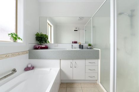 Photo of property in 51 Sovereign Isle Lane, Rototuna, Hamilton, 3210