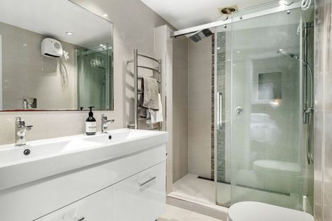 Photo of property in 5 Saddleback Rise, Murrays Bay, Auckland, 0630