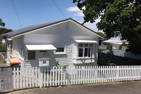 Photo of property in 12 William Bond Street, Stanley Point, Auckland, 0624