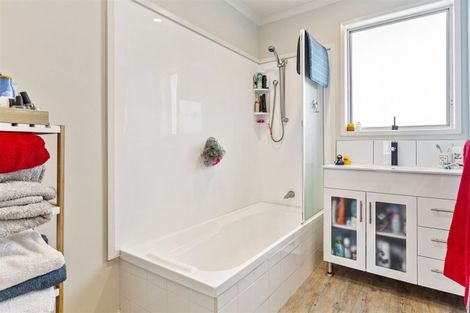 Photo of property in 2 Katrina Place, Massey, Auckland, 0614