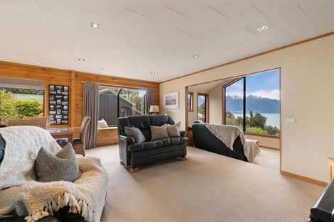 Photo of property in 9 Evergreen Place, Sunshine Bay, Queenstown, 9300
