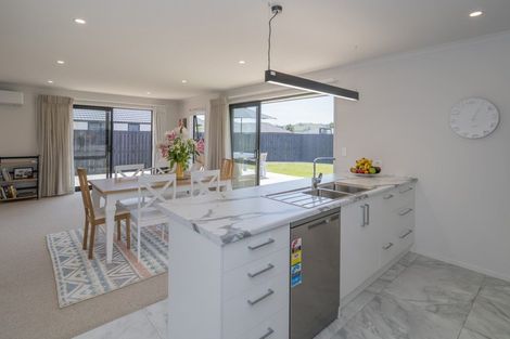 Photo of property in 8 Palm Drive, Whitianga, 3510