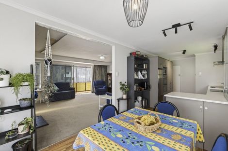 Photo of property in 32 Beaumont Crescent, Frankleigh Park, New Plymouth, 4310