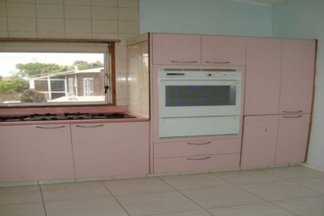 Photo of property in 635 Glenfield Road, Totara Vale, Auckland, 0629