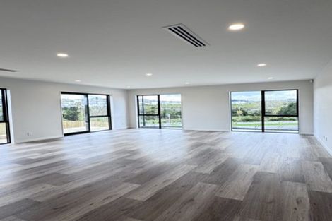 Photo of property in 130 Skulander Crescent, Orewa, 0931