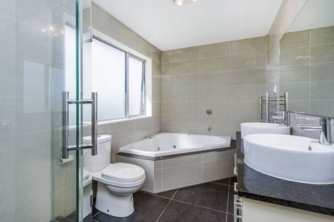 Photo of property in 44 Namsan Close, Fairview Heights, Auckland, 0632