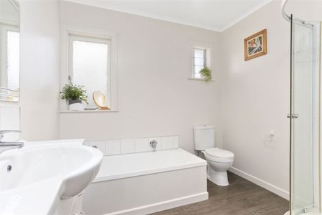 Photo of property in 31 Sunnyside Road, Sunnyvale, Auckland, 0612