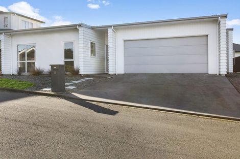 Photo of property in 12 Promontory Crescent, Newlands, Wellington, 6037