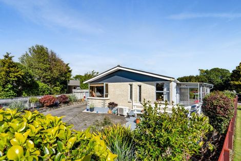 Photo of property in 22 Waiwera Place, Merrilands, New Plymouth, 4312