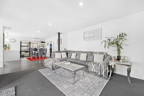 Photo of property in 43 Ohiwa Road, Papakura, 2582