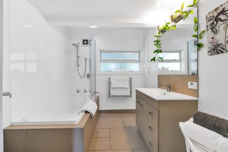 Photo of property in 217 Point View Drive, East Tamaki Heights, Auckland, 2016