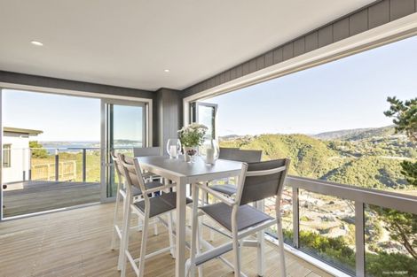 Photo of property in 8 Piper Way, Newlands, Wellington, 6037