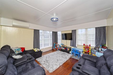 Photo of property in 2 Gladstone Street, Hawera, 4610