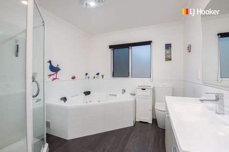 Photo of property in 7 North Foreland Street, Waihola, Milton, 9073